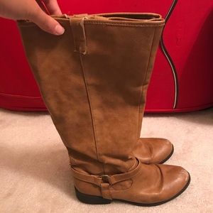 Women’s size 8.5 boots.